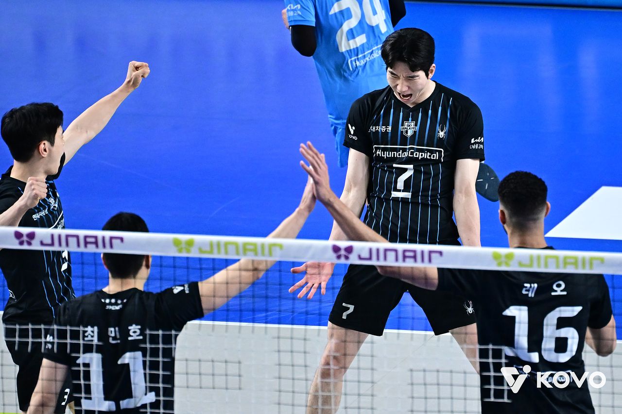 27일 천안 유관순체육관에서 열린 우리카드와의 PO 1차전에서 득점을 올린 뒤 기뻐하는 허수봉. 사진 한국배구연맹