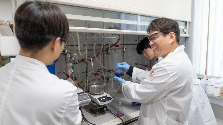 동국대 바이오∙화학융합학부 이준희 교수(가운데)와 연구팀.