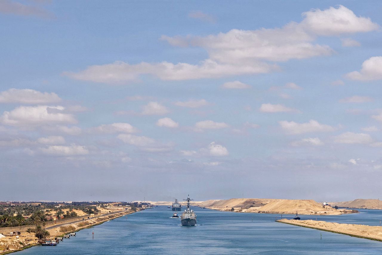 지난 5일(현지시간) 홍해 수에즈운하를 통과하는 미 해군 이지스 구축함 USS 베인브리지. 이란은 25일 홍해까지 봉쇄하겠다고 위협했다. 홍해 바브엘만데브해협은 전 세계 해상 원유 교역량의 약 12%를 차지한다. [AFP=연합뉴스]