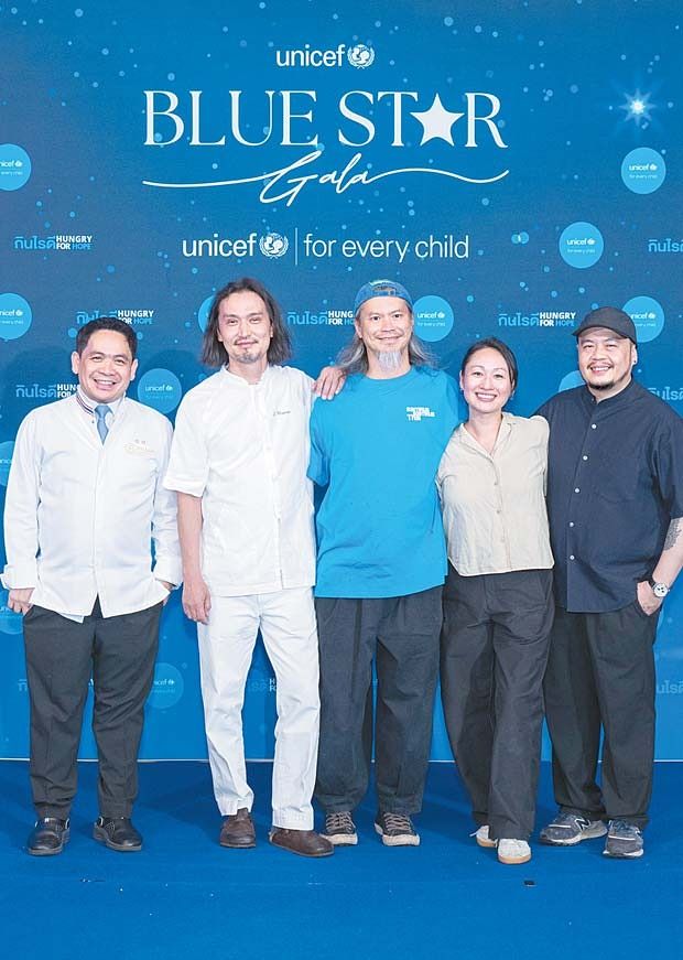 왼쪽부터 촘폴 장프라이, 나마에 시노부, 프린 폴석, 조 나폴·사키 호시노 셰프. [사진 김혜준]