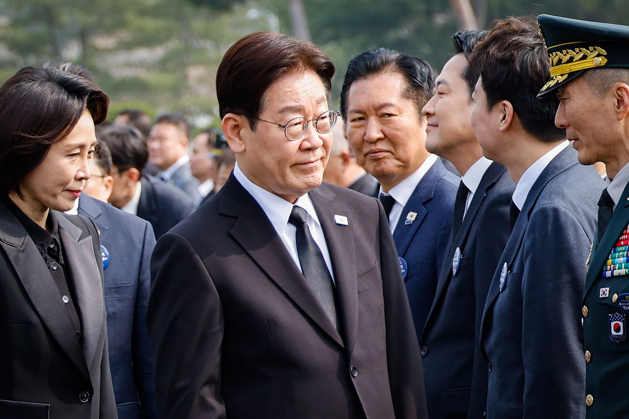 이재명 대통령과 김혜경 여사가 27일 오전 대전 유성구 국립대전현충원에서 열린 제11회 서해수호의 날 기념식에서 이동하고 있다. 전민규 기자