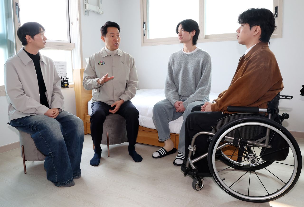 오세훈 서울시장이 27일 서울 강동구 위국헌신청년주택에서 서해수호의 날을 맞아 '청년부상제대군인'들을 만나 위로와 감사의 마음을 전하고 있다.뉴스1