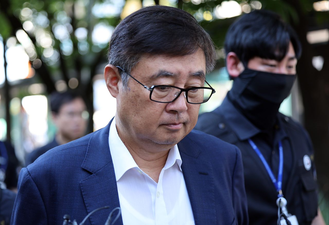 공장 화재로 23명의 사망자가 발생한 경기 화성시 일차전지 업체 아리셀의 박순관 대표가 지난 2024년 8월 28일 오전 구속 전 피의자 심문(영장실질심사) 출석을 위해 경기 수원시 고용노동부 경기지청을 빠져나와 법원으로 향하고 있다. 연합뉴스