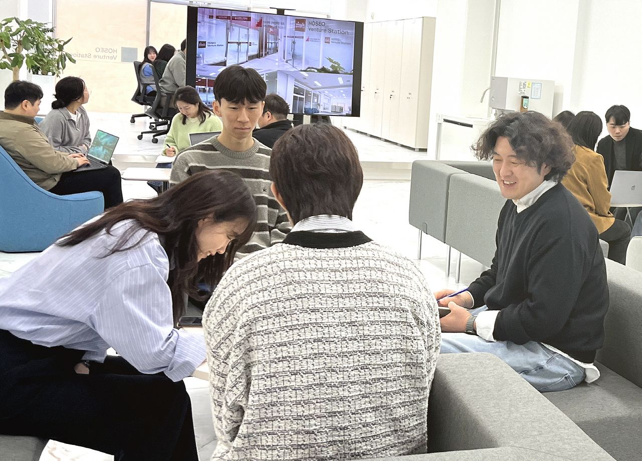 호서대 창업전문매니저들이 스타트업 관계자들과 사업화 전략을 논의하고 있다.