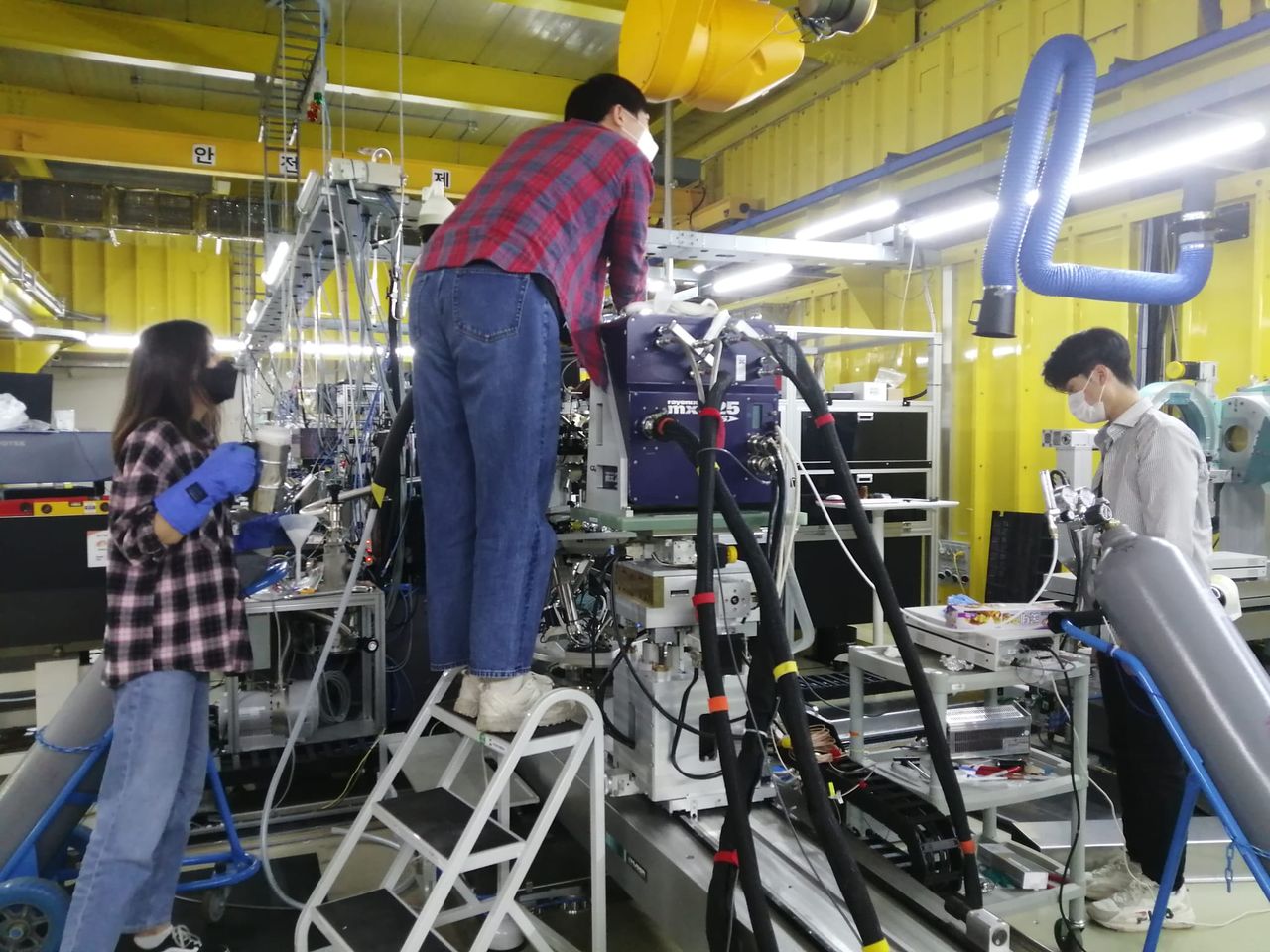 김경환 포항공대 교수 연구팀이 10조분의 1초 단위로 분자의 움직임을 측정할 수 있는 ‘X선 자유전자 레이저’(포항 4세대 가속기)를 이용해 물의 ‘액체·액체 임계점’을 관측하는 실험을 하고 있다. 사진 김경환 교수