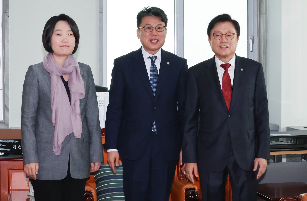 국회 예산결산특별위원회 진성준 위원장(가운데)과 이소영 더불어민주당 간사, 박형수 국민의힘 간사가 27일 국회 예결위원장실에서 추경 심사 일정을 협의하기 전 기념촬영하고 있다. 임현동 기자