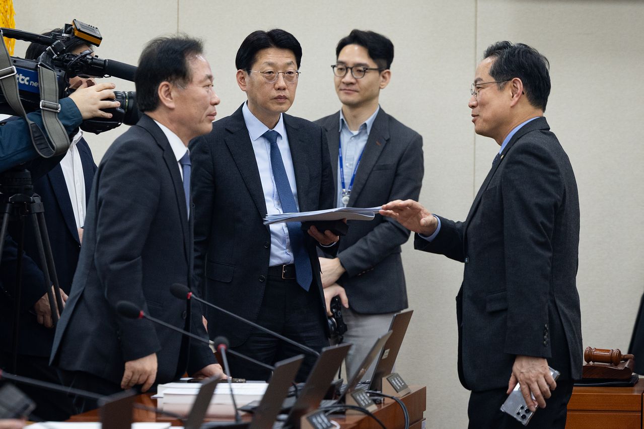국회 재정경제기획위원회 여야 간사인 더불어민주당 정태호, 국민의힘 박수영 의원이 24일 서울 여의도 국회에서 열린 제433회 국회(임시회) 재정경제기획위원회 제4차 전체회의 산회 후 대화하고 있다. 뉴스1