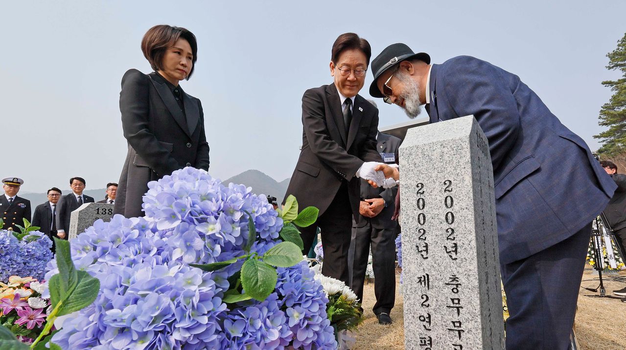 이재명 대통령과 김혜경 여사가 27일 국립대전현충원에서 열린 제11회 서해수호의 날 기념식에 앞서 제2 연평해전 및 연평도 포격전 묘역에서 참배하며 유족들과 인사하고 있다. 청와대사진기자단
