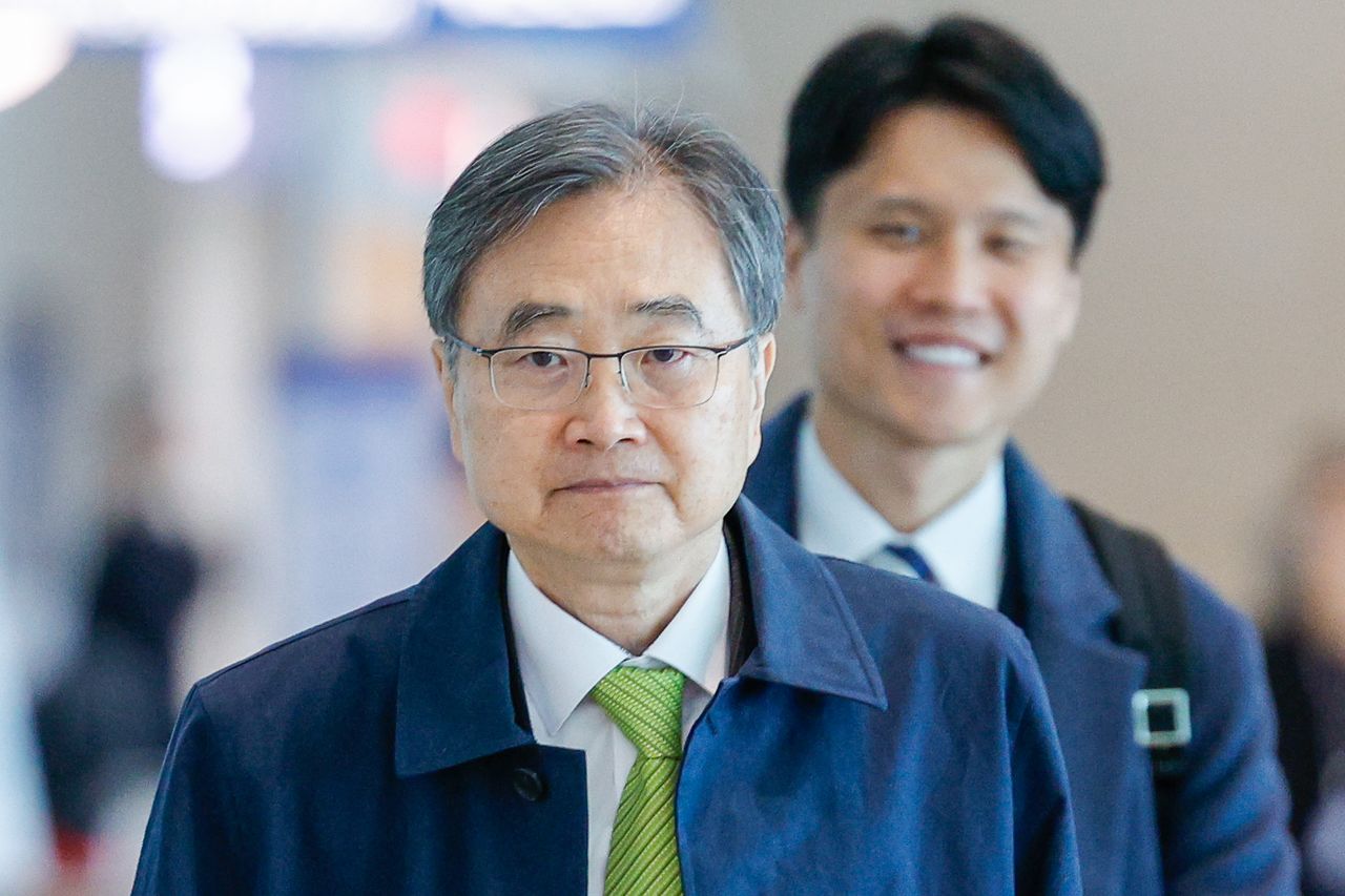 조현 외교부 장관이 25일 인천국제공항 2터미널에서 프랑스 파리로 출국하기 위해 이동하고 있다.   조 장관은 G7(주요 7개국) 외교장관 확대회의에 참석할 예정이며 현지에서 마코 루비오 미국 국무장관과 호르무즈 해협 한국군 파병 문제 등 주요 사안을 논의할 것으로 보인다. 뉴스1