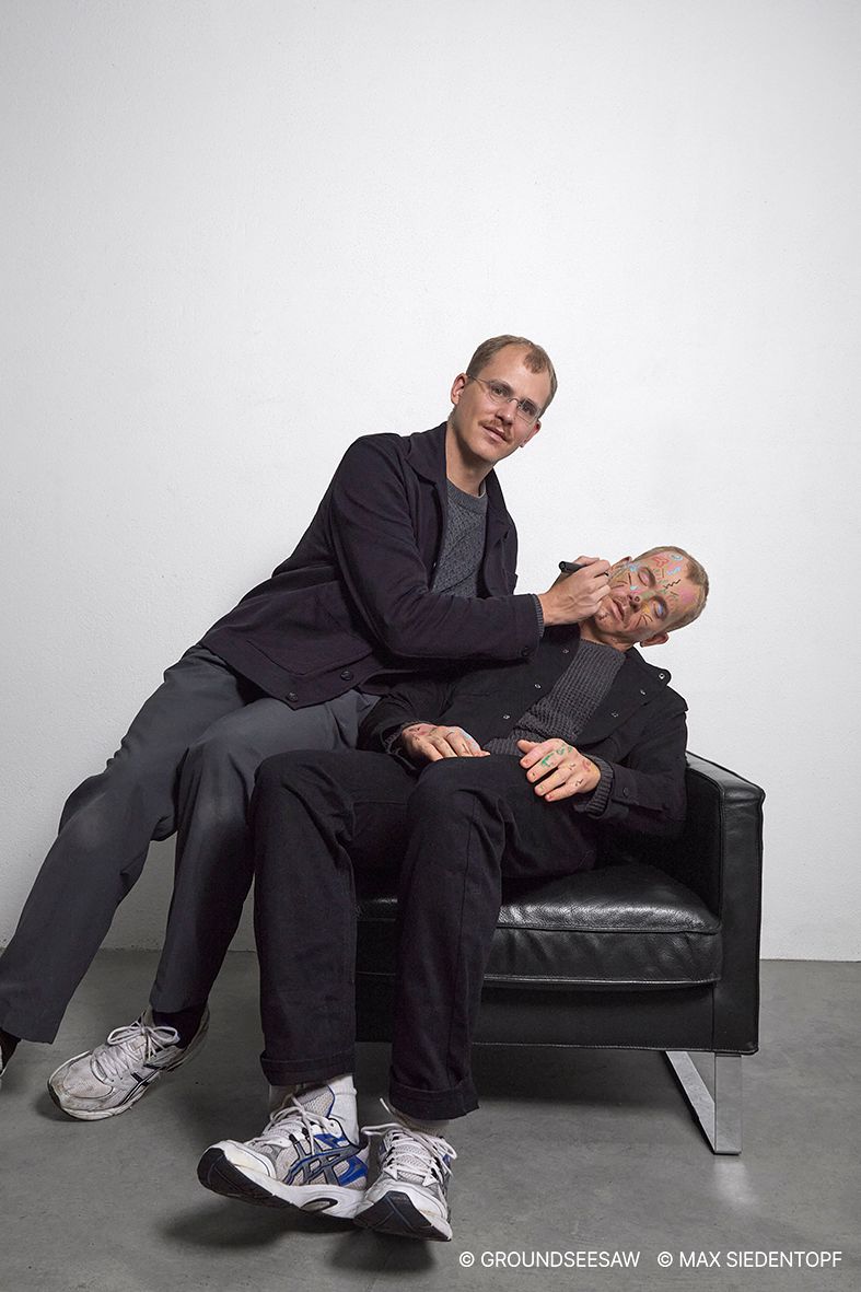 파티 후 지쳐 쓰러진 작가 본인의 모습을 작품화 한 'After Party'. 작가가 얼굴에 낙서를 하고 있다. 사진 그라운드시소