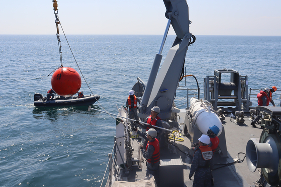 지난해 4월 11일 포항 동방 해역에서 한ㆍ미 연합 기뢰전 훈련에 참가한 소해함 홍성함 장병들이 기계식 소해구(기뢰제거 장비)로 절단한 훈련용 계류기뢰 회수를 위해 함미 갑판 크레인을 이용, 기뢰를 인양하고 있다. 사진 해군