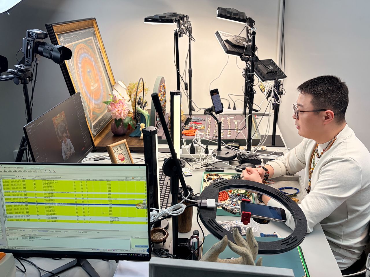 이우 메이롄후이(美聯荟)의 라방 장면. ‘라방’이 주요 판매 방식으로 부각되면서 이우에 젊은이들의 창업이 이어지고 있다. 김매화 기자