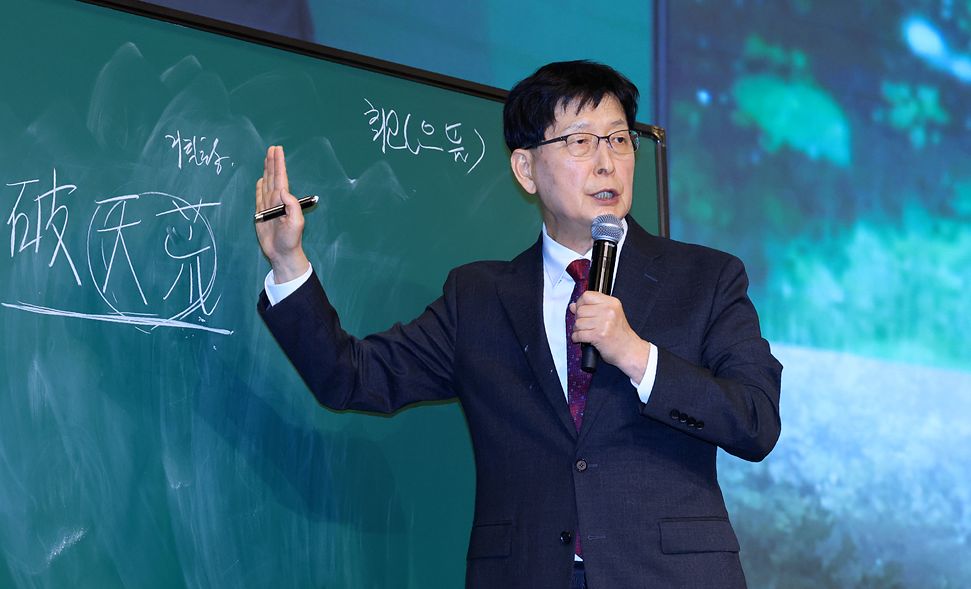 이상면 천지일보 대표이사·발행인이 27일 오후 서울에서 한국언론사협회가 주최하고 천지일보가 주관한 ‘2026 명사초청 인문학 특강’에서 강연하고 있다.