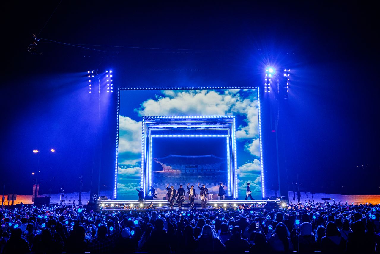 방탄소년단(BTS)이 지난 21일 서울 광화문광장에서 'BTS 컴백 라이브: 아리랑' 발매 기념 컴백 공연을 하고 있다. [사진 빅히트 뮤직·넷플릭스]