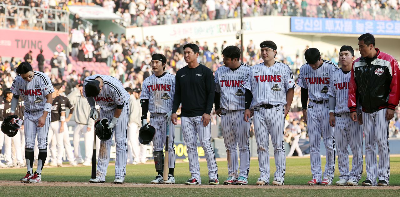 패배 후 아쉽게 팬들에게 인사하는 LG 선수들. 뉴스1