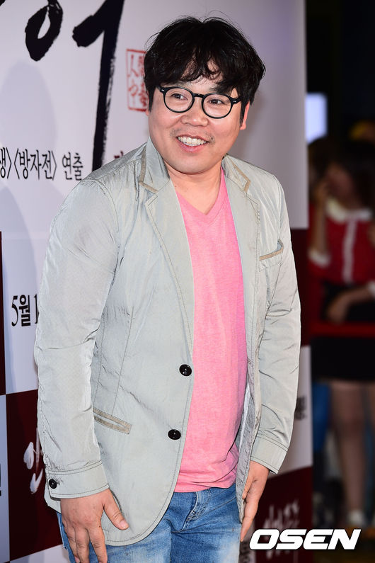 [OSEN=박준형 기자] 12일 오후 서울 코엑스 메가박스에 진행된 영화 '인간중독'(감독 김대우) VIP 시사회에서 배우 정윤표가 포즈를 취하고 있다배우 송승헌, 임지연, 조여정, 온주완, 유해진 등이 출연하는 영화 '인간중독'은 1969년 베트남전을 배경으로 아내가 있는 엘리트 군인 김진평(송승헌)이 엄격한 위계질서와 상하관계로 맺어진 군 관사 안에서 부하의 아내 종가흔(임지연)과 벌어지는 남녀의 비밀스럽고 파격적인 러브 스토리를 그린 작품.'인간중독'은 오는 14일 개봉한다./soul1014@osen.co.kr