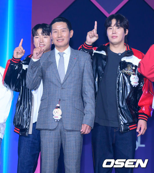 [OSEN=지형준 기자] 2026 신한 SOL KBO 리그 미디어데이&팬페스트 행사가 26일 서울 송파구 롯데호텔 월드에서 열렸다.LG 염경엽 감독, 박해민, 임찬규가 포토타임을 하고 있다. 2026.03.26/ jpnews@osen.co.kr