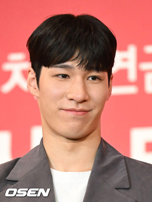 [OSEN=이대선 기자] 21일 오전 서울 소공동 롯데호텔 서울에서 ‘치킨연금’ 행복 전달식이 열렸다.치킨연금을 수상한 황대헌이 기념촬영을 하고 있다. 2022.04.22 /sunday@osen.co.kr