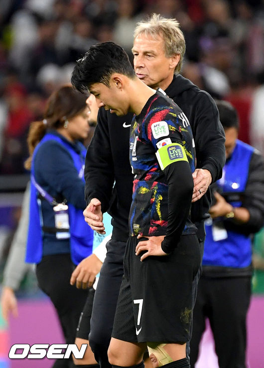 [OSEN=알라이얀(카타르), 지형준 기자] 한국이 결승 진출에 실패했다.위르겐 클린스만 감독이 이끄는 대한민국 축구대표팀은 7일 0시(이하 한국시간) 카타르 알라이얀 아흐마드 빈 알리 스타디움에서 요르단과 2023 아시아축구연맹(AFC) 카타르 아시안컵 4강전을 치러 0-2로 패했다. 결승 진출에 실패했다. 동시에 64년 만의 우승도 일궈내지 못했다.경기를 마치고 한국 주장 손흥민과 클린스만 감독이 인사를 나누고 있다. 2024.02.06 / jpnews.osen.co.kr