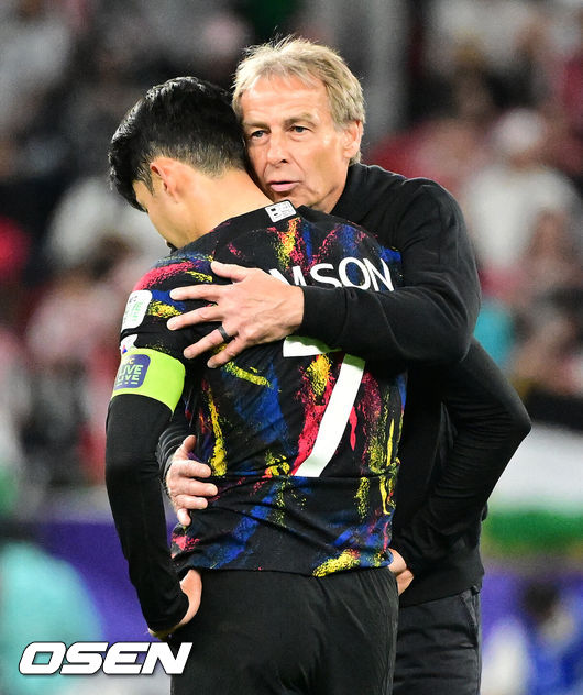 [OSEN=알라이얀(카타르), 지형준 기자] 한국이 결승 진출에 실패했다.위르겐 클린스만 감독이 이끄는 대한민국 축구대표팀은 7일 0시(한국시간) 카타르 알라이얀 아흐마드 빈 알리 스타디움에서 요르단과 2023 아시아축구연맹(AFC) 카타르 아시안컵 4강전을 치러 0-2로 패했다. 결승 진출에 실패했다. 동시에 64년 만의 우승도 일궈내지 못했다.클린스만 감독이 손흥민을 위로하고 있다. 2024.02.07 / jpnews.osen.co.kr