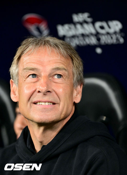 [OSEN=알라이얀(카타르), 지형준 기자] 6일 오후 카타르 알라이얀 아흐메드 빈 알리 스타디움에서 2023 아시아축구연맹(AFC) 카타르 아시안컵 준결승 대한민국과 요르단의 경기가 열렸다.경기를 앞두고 한국 클린스만 감독이 피치를 바라보고 있다. 2024.02.06 / jpnews.osen.co.kr