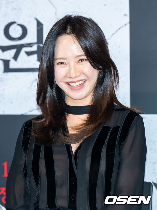 [OSEN=박준형 기자] 22일 오후 서울 용산아이파크몰 내 용산 CGV에서 영화 '구원자' 언론시사회가 진행됐다.영화 ‘구원자’는 축복의 땅 오복리로 이사 온 ‘영범’과 ‘선희’에게 기적 같은 일이 벌어지고, 이 모든 것이 누군가 받은 불행의 대가임을 알게 되면서 벌어지는 미스터리 오컬트로 배우 김병철과 송지효, 김히어라가 출연한다.배우 송지효가 미소 짓고 있다.  2025.10.22 / soul1014@osen.co.kr