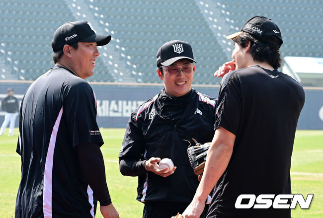 [OSEN=잠실, 지형준 기자] 28일 서울 잠실야구장에서 2026 신한 SOL KBO리그 개막전 LG 트윈스와 KT 위즈의 경기가 열렸다. 이날 LG는 요니 치리노스, KT는 맷 사우어를 선발로 내세웠다.KT 김현수가 친정팀 LG 임찬규와 인사를 나누고 있다. 2026.03.28/ jpnews@osen.co.kr