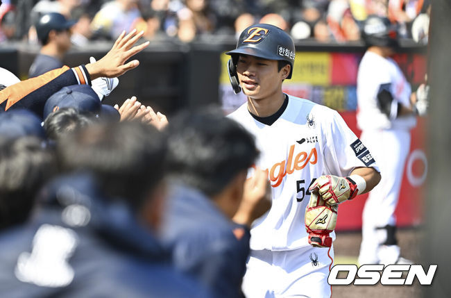 [OSEN=대전, 박준형 기자] 20일 오후 대전 한화생명볼파크에서 2026 신한 SOL KBO 리그 시범경기 한화 이글스와 KIA 타이거즈의 경기를 진행됐다.전날 한화는 4-5로 끌려가다 9회말 허인서의 동점 홈런과 김태연의 끝내기 홈런으로 7-5 역전승을 거두고 2연패를 끊었다.2회말 1사 1,3루 한화 노시환 타석 폭투때 3루 주자 오재원이 홈을 밟은뒤 동료들의 축하를 받고 있다.    2026.03.20 / soul1014@osen.co.kr