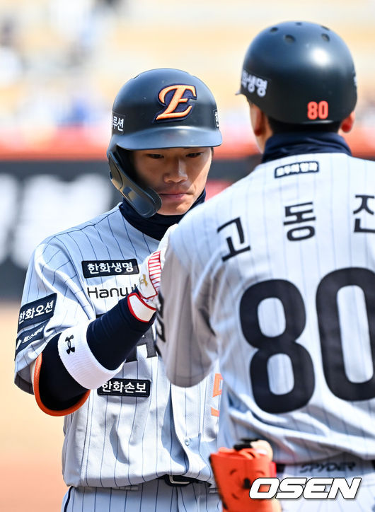 [OSEN=대전, 민경훈 기자] 12일 대전 한화생명볼파크에서 2026 신한 SOL KBO리그 시범경기 한화 이글스와 삼성 라이온즈의 경기가 열렸다.시범경기는오늘(12일)부터오는 24일까지 진행되며, 각 팀이 12경기씩 치러 총 60경기가 펼쳐진다.1회말 한화 선두타자 오재원이 좌중간 안타를 때린 후 1루에서 기뻐하고 있다. 2026.03.12 /rumi@osen.co.kr