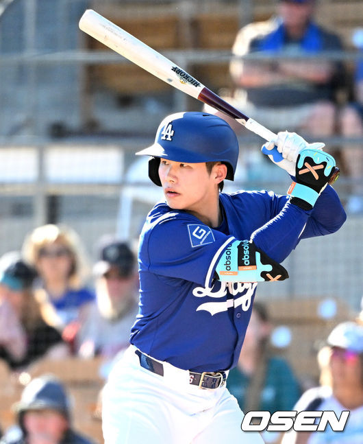 [OSEN=애리조나(미국), 이대선 기자] 26일(한국시간) 미국 애리조나주 글렌데일 캐멀백 랜치에서 2025 메이저리그 시범경기 LA 다저스와 시애틀 매리너스의 경기가 열렸다.김혜성은 다저스와 최대 3+2년 2200만 달러(약 320억원) 계약에 합의하며 메이저리그 진출에 성공했다.9회말 1사 1,2루에서 LA 다저스 김혜성이 타격을 준비하고 있다. 2025.02.26 / sunday@osen.co.kr