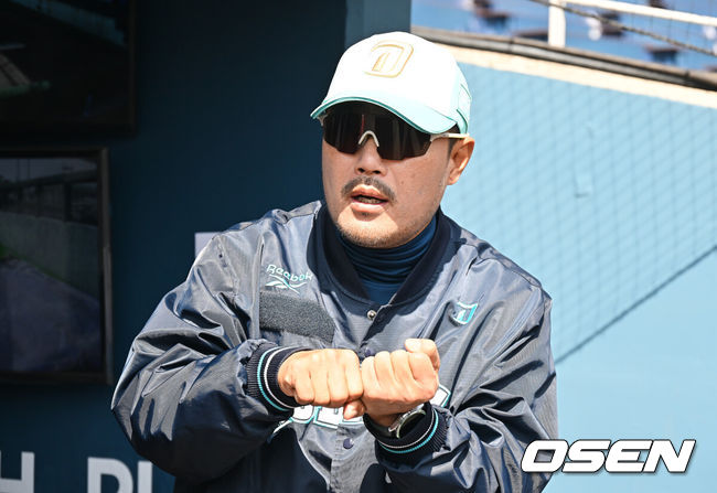 [OSEN=창원, 이석우 기자] 28일 창원NC파크에서 2026 신한 SOL KBO 리그 NC 다이노스와 두산 베어스의 경기가 열린다. 홈팀 NC는 구창모가, 방문팀 두산은 플렉센이 선발 출전한다. NC 다이노스 이호준 감독이 기자들과 인터뷰를 하고 있다. 2026.03.28 / foto0307@osen.co.kr