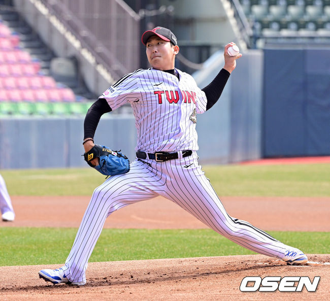 [OSEN=잠실, 지형준 기자] 24일 서울 잠실야구장에서 ‘2026 신한 SOL KBO리그’ LG 트윈스와 키움 히어로즈의 시범경기가 열렸다.KBO리그 시범경기는 이날 마지막으로 마치고 오는 28일 잠실(KT-LG), 대전(키움-한화), 문학(KIA-SSG), 대구(롯데-삼성), 창원(두산-NC) 구장에서 2연전으로 대장정의 막을 올린다.1회초 LG 손주영이 역투하고 있다. 2026.03.24/ jpnews@osen.co.kr