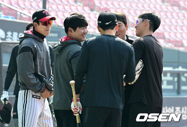 [OSEN=잠실, 지형준 기자] 28일 서울 잠실야구장에서 2026 신한 SOL KBO리그 개막전 LG 트윈스와 KT 위즈의 경기가 열렸다. 이날 LG는 요니 치리노스, KT는 맷 사우어를 선발로 내세웠다.KT 김현수가 친정팀 LG 선수단과 인사를 나누고 있다. 2026.03.28/ jpnews@osen.co.kr