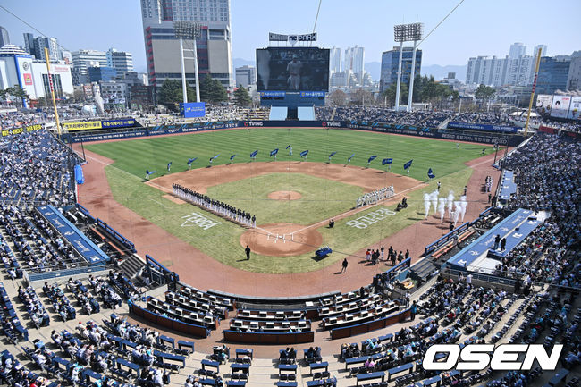 [OSEN=창원, 이석우 기자] 28일 창원NC파크에서 2026 신한 SOL KBO 리그 NC 다이노스와 두산 베어스의 경기가 열렸다. 홈팀 NC는 구창모가, 방문팀 두산은 플렉센이 선발 출전했다. NC 다이노스와 두산 베어스 선수들이 개막식을 갖고 있다. 2026.03.28 / foto0307@osen.co.kr