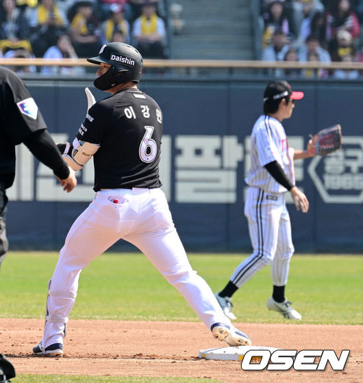 [OSEN=잠실, 지형준 기자] 28일 서울 잠실야구장에서 2026 신한 SOL KBO리그 개막전 LG 트윈스와 KT 위즈의 경기가 열렸다. 이날 LG는 요니 치리노스, KT는 맷 사우어를 선발로 내세웠다.1회초 2사 1,2루에서 KT 이강민이 2타점 적시 2루타를 날리며 기뻐하고 있다. 2026.03.28/ jpnews@osen.co.kr