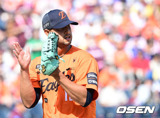 [OSEN=대전, 최규한 기자] 28일 대전 한화생명볼파크에서 ‘2026 신한 SOL KBO리그’ 개막전 한화 이글스와 키움 히어로즈의 맞대결이 열렸다.홈팀 한화는 윌켈 에르난데스, 방문팀 키움은 라울 알칸타라를 선발로 내세운다. 3회초 키움 공격을 무실점으로 막아낸 한화 선발 윌켈 에르난데스가 더그아웃으로 향하며 기뻐하고 있다. 2025.03.28 / dreamer@osen.co.kr