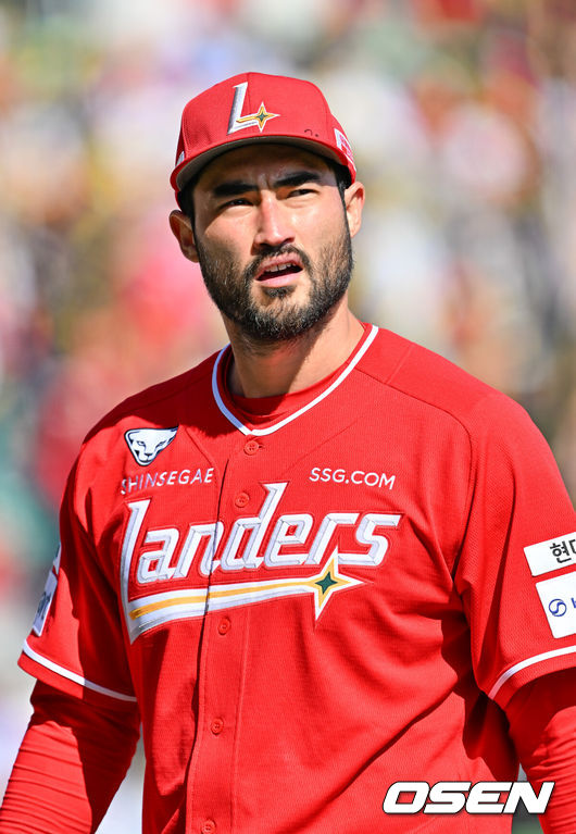 [OSEN=인천, 민경훈 기자] 28일 인천 SSG랜더스필드에서 ‘2026 신한 SOL KBO리그’ SSG 랜더스와 KIA 타이거즈의 개막전이 열렸다.이날 경기에서 SSG은 화이트를, KIA는 네일을 선발로 내세웠다.5회초 무사 주자 2루 KIA 오선우 타석에서 SSG 선발 화이트가 강판을 당하고 있다. 2026.03.28/ rumi@osen.co.kr