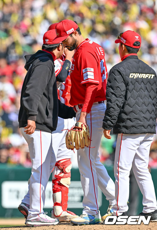 [OSEN=인천, 민경훈 기자] 28일 인천 SSG랜더스필드에서 ‘2026 신한 SOL KBO리그’ SSG 랜더스와 KIA 타이거즈의 개막전이 열렸다.이날 경기에서 SSG은 화이트를, KIA는 네일을 선발로 내세웠다.5회초 무사 주자 2루 KIA 오선우 타석에서 SSG 선발 화이트가 강판을 당하고 있다. 2026.03.28/ rumi@osen.co.kr