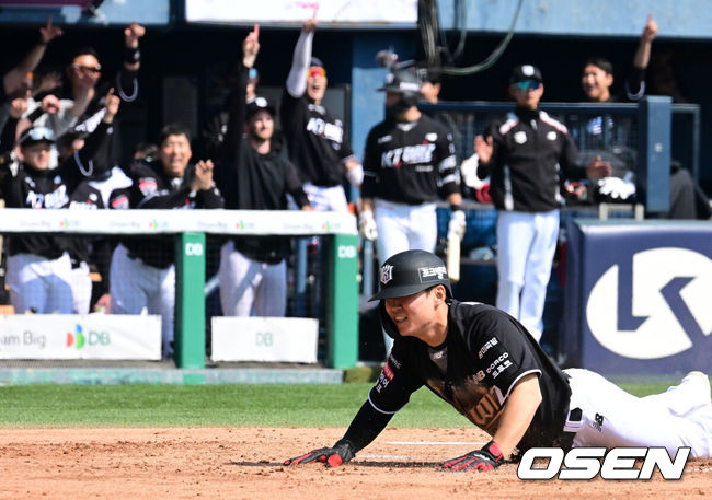 [OSEN=잠실, 지형준 기자] 28일 서울 잠실야구장에서 2026 신한 SOL KBO리그 개막전 LG 트윈스와 KT 위즈의 경기가 열렸다. 이날 LG는 요니 치리노스, KT는 맷 사우어를 선발로 내세웠다.1회초 2사 1,2루에서 KT 류현인이 허경민의 적시타에 홈에서 슬라이딩 세이프되고 있다. 2026.03.28/ jpnews@osen.co.kr