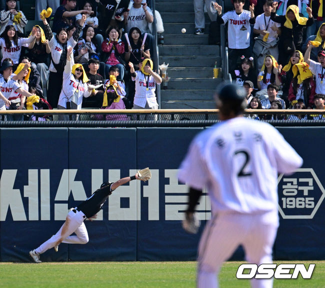 [OSEN=잠실, 지형준 기자] 28일 서울 잠실야구장에서 2026 신한 SOL KBO리그 개막전 LG 트윈스와 KT 위즈의 경기가 열렸다. 이날 LG는 요니 치리노스, KT는 맷 사우어를 선발로 내세웠다.3회말 1사 만루에서 KT 힐리어드가 LG 박동원의 좌익수 오른쪽 안타를 놓치고 있다. 2026.03.28/ jpnews@osen.co.kr