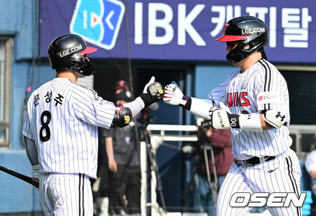 [OSEN=잠실, 지형준 기자] 28일 서울 잠실야구장에서 2026 신한 SOL KBO리그 개막전 LG 트윈스와 KT 위즈의 경기가 열렸다. 이날 LG는 요니 치리노스, KT는 맷 사우어를 선발로 내세웠다.5회말 2사에서 LG 박동원이 좌월 솔로포를 날리며 문성주와 하이파이브를 하고 있다. 2026.03.28/ jpnews@osen.co.kr