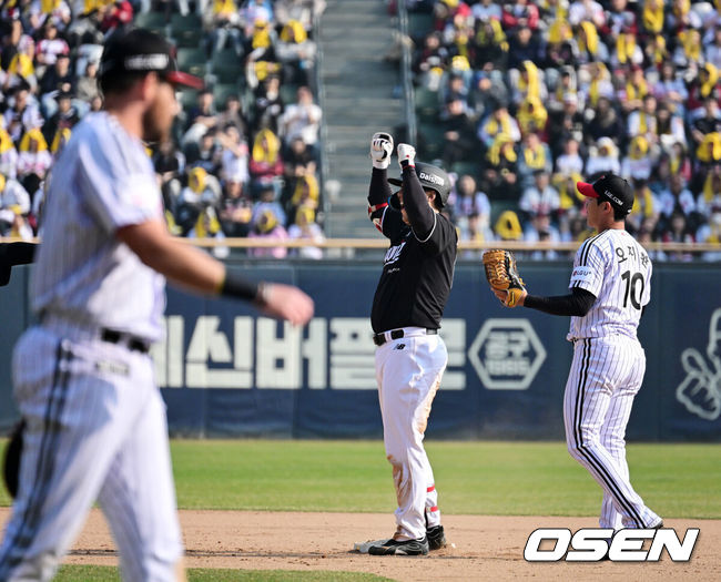[OSEN=잠실, 지형준 기자] 28일 서울 잠실야구장에서 2026 신한 SOL KBO리그 개막전 LG 트윈스와 KT 위즈의 경기가 열렸다. 이날 LG는 요니 치리노스, KT는 맷 사우어를 선발로 내세웠다.7회초 1사 2루에서 KT 김현수가 1타점 적시타를 날리며 기뻐하고 있다. 2026.03.28/ jpnews@osen.co.kr