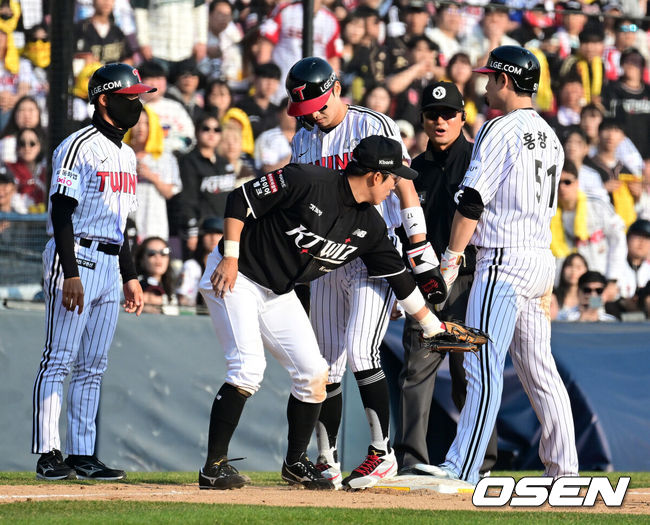 [OSEN=잠실, 지형준 기자] 28일 서울 잠실야구장에서 2026 신한 SOL KBO리그 개막전 LG 트윈스와 KT 위즈의 경기가 열렸다. 이날 LG는 요니 치리노스, KT는 맷 사우어를 선발로 내세웠다.8회말 무사 만루에서 KT 허경민이 LG 오스틴의 3루 땅볼에 홍창기를 포스아웃시키고 다시 태그로 아웃 체크를 하고 있다. 2026.03.28/ jpnews@osen.co.kr