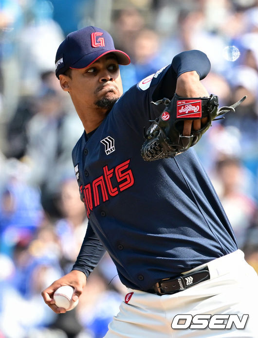 [OSEN=대구, 조은정 기자] 28일 대구삼성라이온즈파크에서 ‘2026 신한 SOL KBO 리그’ 삼성 라이온즈와 롯데 자이언츠의 개막전이 열렸다.개막전 선발 투수로 삼성은 후라도를 롯데는 로드리게스를 내세웠다.1회말 롯데 로드리게스가 역투하고 있다. 2026.03.28 /cej@osen.co.kr