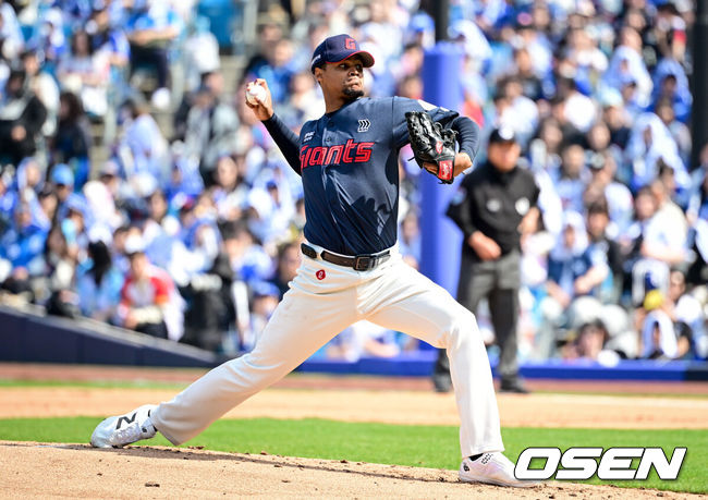 [OSEN=대구, 조은정 기자] 28일 대구삼성라이온즈파크에서 ‘2026 신한 SOL KBO 리그’ 삼성 라이온즈와 롯데 자이언츠의 개막전이 열렸다.개막전 선발 투수로 삼성은 후라도를 롯데는 로드리게스를 내세웠다.1회말 롯데 로드리게스가 역투하고 있다. 2026.03.28 /cej@osen.co.kr
