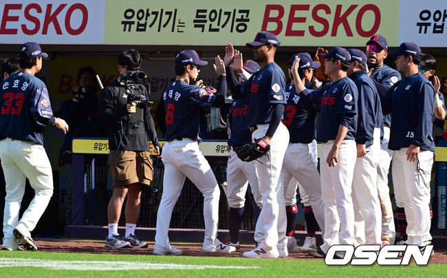 [OSEN=대구, 조은정 기자] 28일 대구삼성라이온즈파크에서 ‘2026 신한 SOL KBO 리그’ 삼성 라이온즈와 롯데 자이언츠의 개막전이 열렸다.개막전 선발 투수로 삼성은 후라도를 롯데는 로드리게스를 내세웠다.5회말 이닝을 마친 롯데 선발 로드리게스가 야수진과 하이파이브를 하고 있다. 2026.03.28 /cej@osen.co.kr