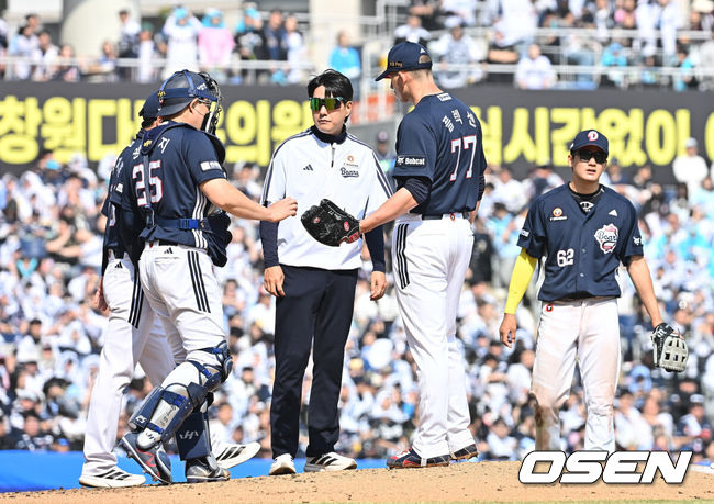 [OSEN=창원, 이석우 기자] 28일 창원NC파크에서 2026 신한 SOL KBO 리그 NC 다이노스와 두산 베어스의 경기가 열렸다. 홈팀 NC는 구창모가, 방문팀 두산은 플렉센이 선발 출전했다. 두산 베어스 플렉센이 3회말 1사 1,2루 상황에서 정재훈 투수 코치와 얘기하고 있다. 2026.03.28 / foto0307@osen.co.kr
