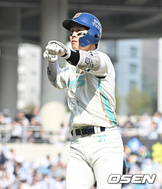 [OSEN=창원, 이석우 기자] 28일 창원NC파크에서 2026 신한 SOL KBO 리그 NC 다이노스와 두산 베어스의 경기가 열렸다. 홈팀 NC는 구창모가, 방문팀 두산은 플렉센이 선발 출전했다. NC 다이노스 박건우가 3회말 1사 1,2루 좌월 3점 홈런을 치고 세리머니를 하고 있다. 2026.03.28 / foto0307@osen.co.kr