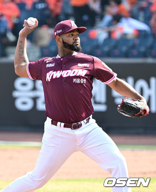 [OSEN=대전, 최규한 기자] 28일 대전 한화생명볼파크에서 ‘2026 신한 SOL KBO리그’ 개막전 한화 이글스와 키움 히어로즈의 맞대결이 열렸다.홈팀 한화는 윌켈 에르난데스, 방문팀 키움은 라울 알칸타라를 선발로 내세웠다. 4회말 키움 선발 알칸타라가 힘차게 공을 뿌리고 있다. 2025.03.28 / dreamer@osen.co.kr