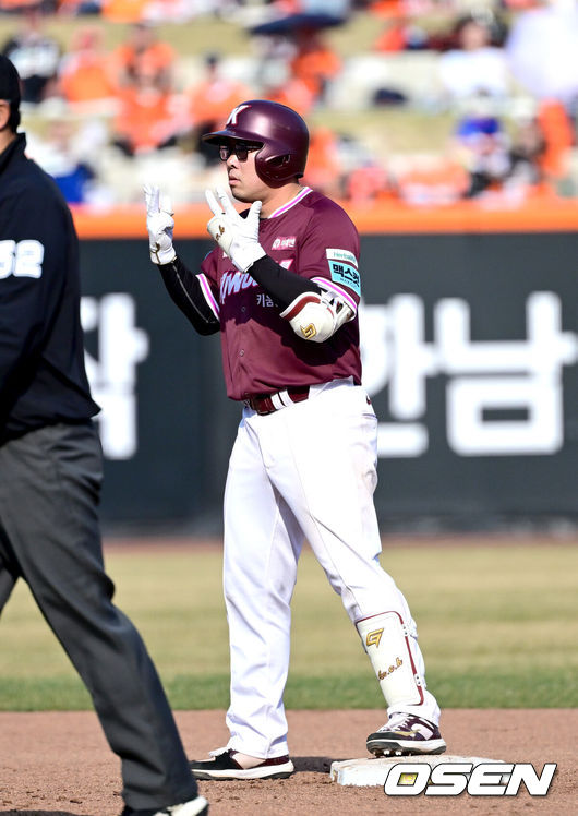 [OSEN=대전, 최규한 기자] 28일 대전 한화생명볼파크에서 ‘2026 신한 SOL KBO리그’ 개막전 한화 이글스와 키움 히어로즈의 맞대결이 열렸다.홈팀 한화는 윌켈 에르난데스, 방문팀 키움은 라울 알칸타라를 선발로 내세웠다. 7회초 1사 1루 상황 키움 안치홍이 왼쪽 2루타를 날리고 2루에 안착해 기뻐하고 있다. 2025.03.28 / dreamer@osen.co.kr